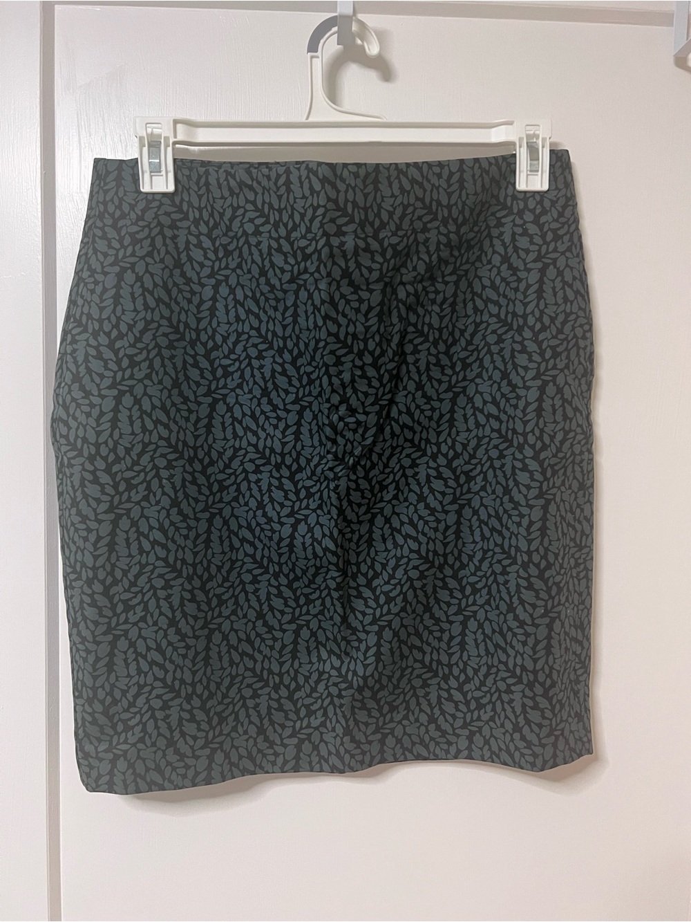 LOFT Black Skirt with Green Leaf Print Size 12 petite